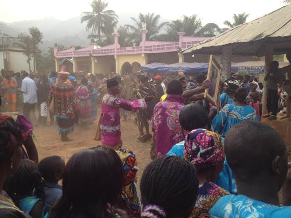 Sons and daughters of Guneku assembled on the palace grounds of the village on 27 February 2015 for the return of HRH Fomuki in younger and energetic clothing. — photograph from the Guneku Fondom archive
