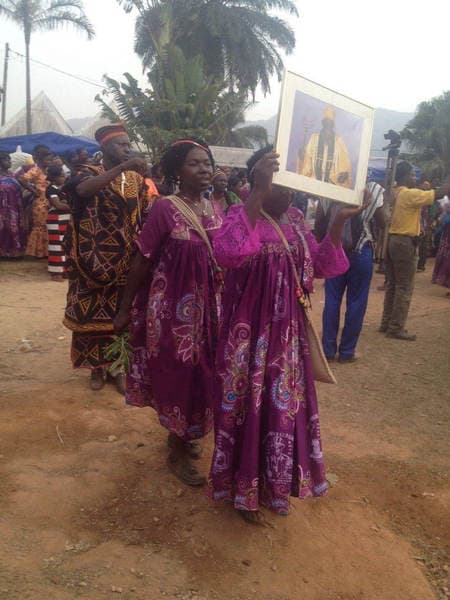 Sons and daughters of Guneku assembled on the palace grounds of the village on 27 February 2015 for the return of HRH Fomuki in younger and energetic clothing. — photograph from the Guneku Fondom archive