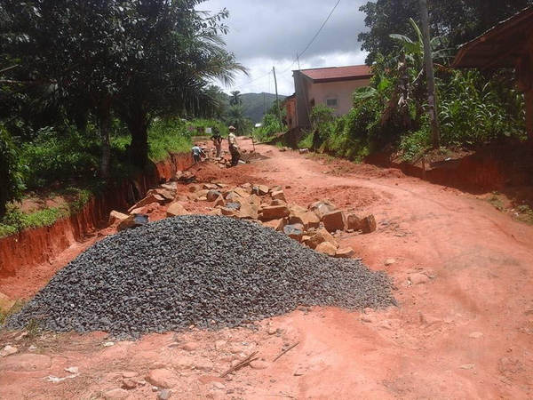 THE TONMUKOM - WINDIK ROAD WORK — photograph from the Guneku Fondom archive