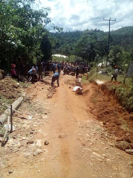 THE TONMUKOM - WINDIK ROAD WORK — photograph from the Guneku Fondom archive